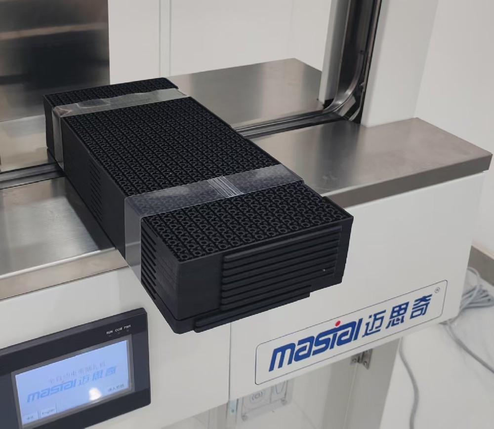 束帶機(jī)捆扎打包：塑料盒